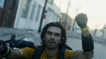 K.J. Apa es el repartidor inmune que desafía la Ley Marcial en las calles. (NAIZ) 