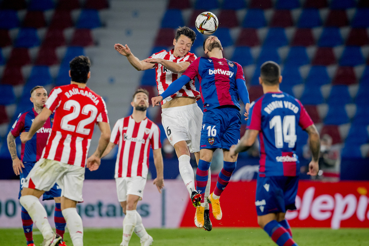 Vesga pugna por un balón con Yeray siguiendo la jugada atrás en las semifinales ante el Levante. (@AthleticClub)