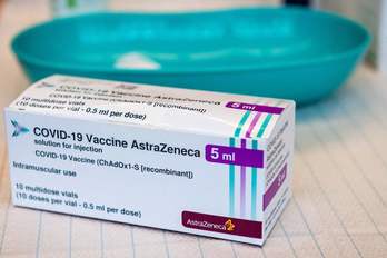 Una caja con la vacuna de AstraZeneca. (Jens SCHLUETER/AFP)