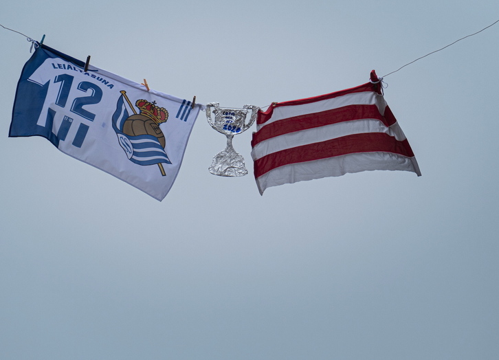 Una bandera de la Real y otra del Athletic, junto a una Copa, el pasad 19 de avbril, día que se tenía que haber disputado la final. (Jon URBE/FOKU)