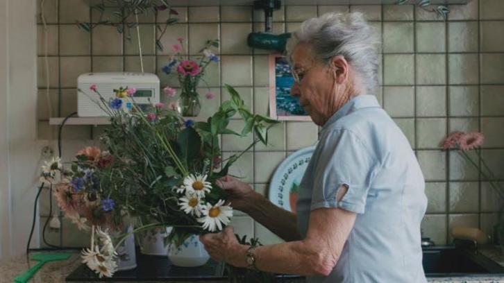 Mamaddi Jaunarena prepara un ramo de flores (y de memorias) en ‘Zerua blu’, de Lur Olaizola.