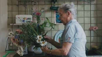 Mamaddi Jaunarena prepara un ramo de flores (y de memorias) en ‘Zerua blu’, de Lur Olaizola.