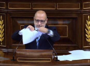 Alcaraz, rompiendo la enmienda de EH Bildu. (Congreso)