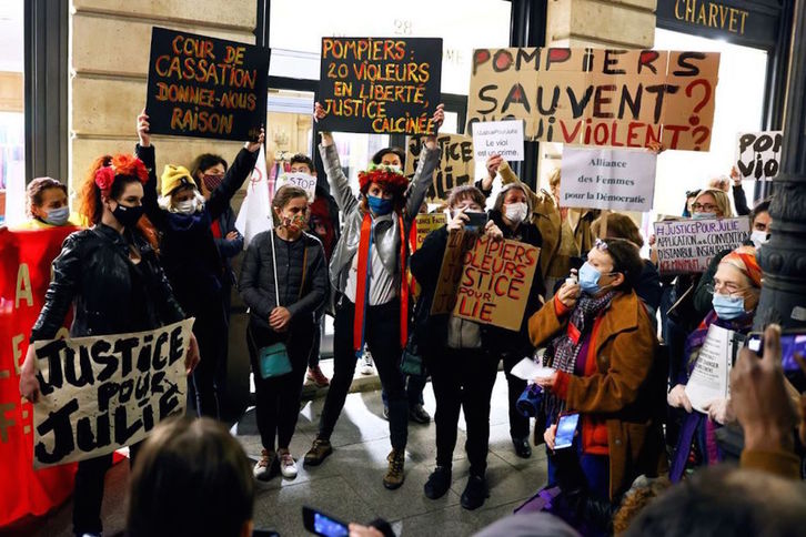 Una de las muchas movilizaciones de los colectivos feministas en apoyo a Julie, en París. (NAIZ)
