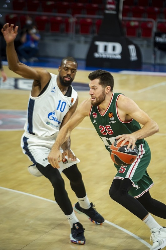 «Estar todos juntos y jugar a lo mismo» es la receta de Alec Peters para batir al Zenit a domicilio. (Jaizki FONTANEDA / FOKU)