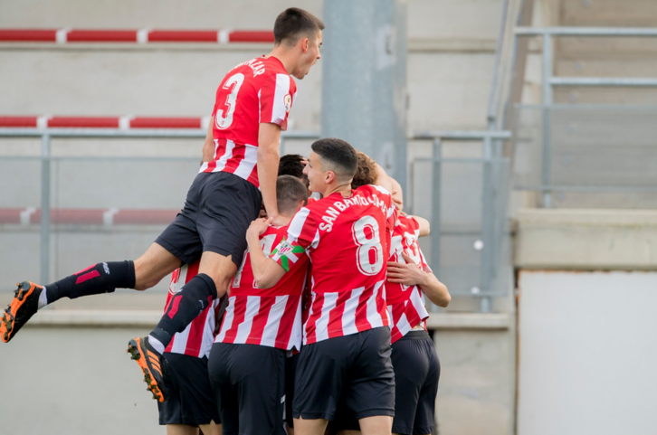 Jugadores del Bilbao Athletic celebran el gol de Artola. (@AthleticClub)