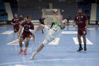 Aitor García lanza a puerta en un partido anterior (Iñigo URIZ / FOKU)