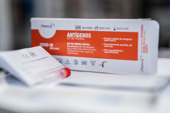 Un kit para realizar test de antígenos. (Endika PORTILLO/FOKU)