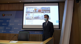 El consejero Hurtado, presentando el miércoles el plan turístico. (Irekia)
