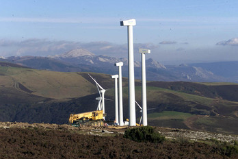 Parque eólico en la sierra de Elgea, también en Araba. (Jon HERNÁEZ/FOKU)