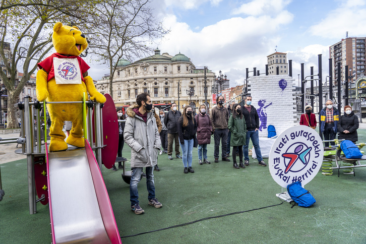 Comparecencia de Sare y la dinámica Irati Gurasoekin Euskal Herrira, en El Arenal bilbaino. (Marisol RAMIREZ/FOKU)