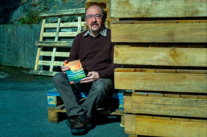 Jesus Mari Olaizola ‘Txiliku’, liburuaren aurkezpenean. (Jon URBE | FOKU)