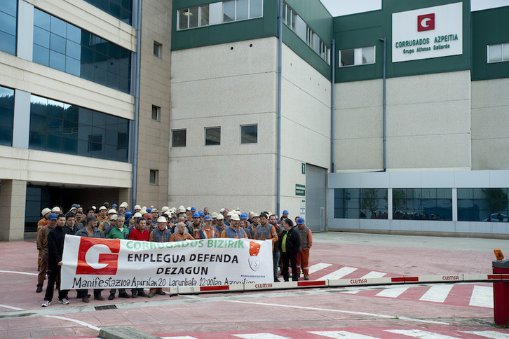 Una de las movilizaciones de los trabajadores de corrugados delante de la planta, antes del cierre. (Raúl BOGAJO/FOKU)