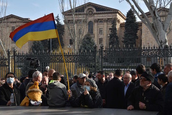Protesta opositora ante la sede de la Asamblea Nacional armenia, en Yerevan. (Karen MINASYAN / AFP) 