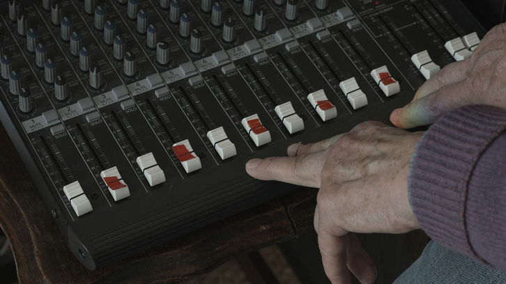 Las manos de Beatriz Ferreyra modulan una extraña melodía en ‘Hacer una diagonal con la música’, de Aura Satz.