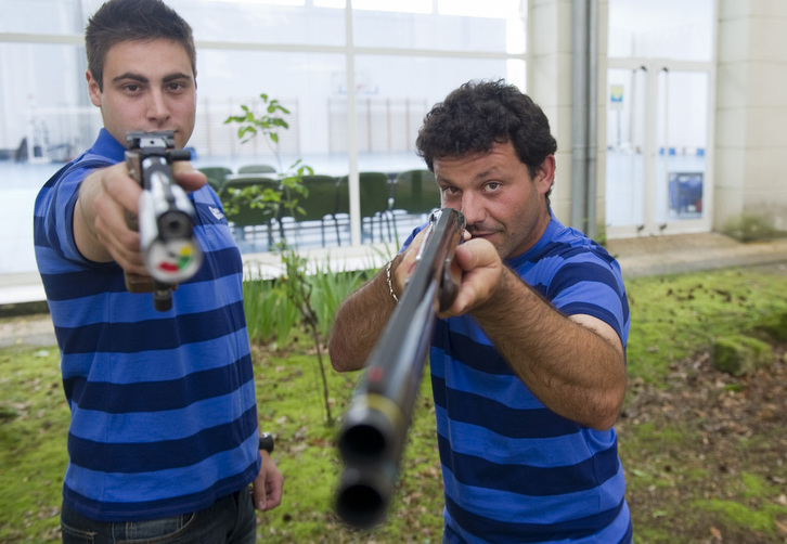 Unos jovencísimos Pablo Carrera y Kako Aranburu posan juntos antes de participar en Londres 2012. (Luis JAUREGIALTZO/FOKU)