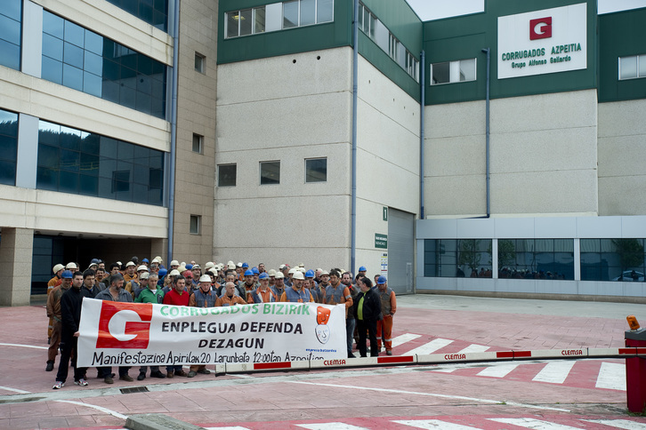 Concentración del comité de Corrugados Azpeitia para denunciar el anuncio de cierre de la planta en 2013. (Raul BOGAJO/FOKU)