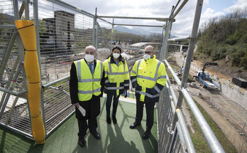 El consejero Iñaki Arriola en su visita de este jueves a las obras del tramo Hernani-Astigarrada. (IREKIA)