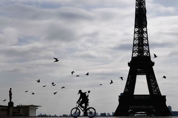 La metrópoli parisina y sus 18 millones de habitantes, confinandos desde la medianoche del viernes. (Franck FIFE / AFP )