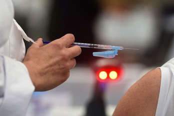 Vacunación con una dosis de AstraZeneca en un hospital de Vigo. (Miguel RIOPA/AFP)