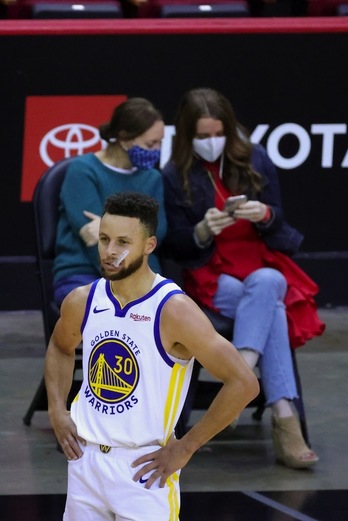 Dos empleadas de los Golden State Warriors, con las mascarillas puestas. Esa imagen irá reduciéndose poco a poco. (Carmen MANDATO / AFP PHOTO)