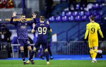 Orsic celebra con un compañero uno de los tres goles que ha marcado al Tottenham de Gareth Bale. (Damir SENCAR/AFP)