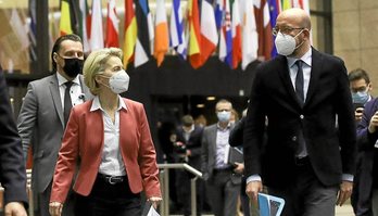 La presidenta de la Comisión Europea, Ursula Von del Leyen, y el presidente del Consejo, Charles Michel. (Olivier HOSLET / AFP)