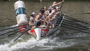 Zierbenako trainerua Bilboko X. bandera estropadan ziaboga hartzen. (Marisol RAMIREZ / FOKU)