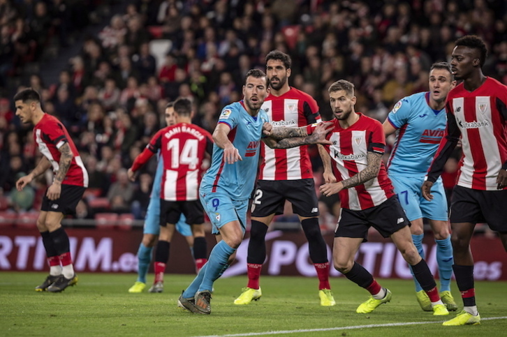 El Eibar nunca ha ganado en San Mamés. En la foto, una imagen del derbi de la pasada temporada. (Aritz LOIOLA)