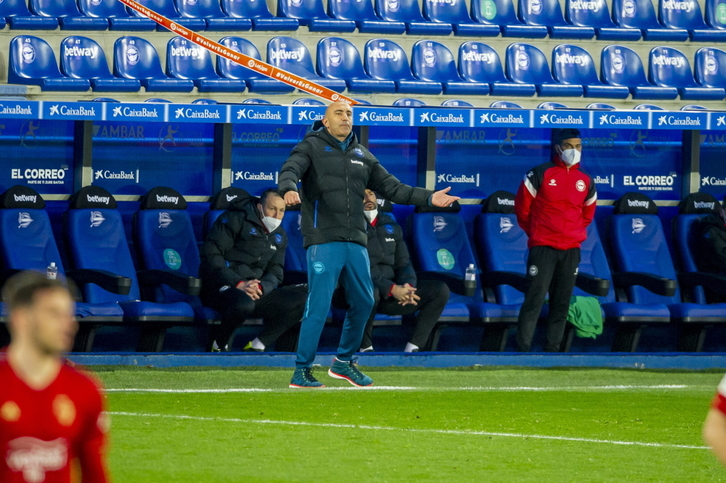 Abelardo se lamenta de una acción en el duelo frente a Osasuna. (Jaizki FONTANEDA / FOKU)