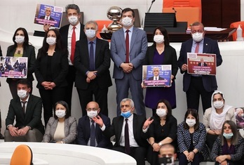Faruk Gergerlioglu (en el centro, agachado), del HDP, con sus colegas después de que el Parlamento turco le quitara su escaño el pasado miércoles. (Adem ALTAN | AFP)