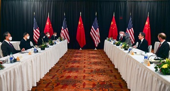 Las delegaciones de China y EEUU en la reunión bilateral que ha tenido lugar en Anchorage (Alaska). (Frederic J. BROWN | AFP)