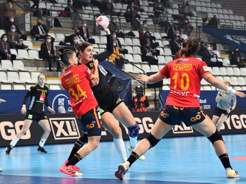 La jugadora del Bera Bera, Eli Cesáreo, y la exjugadora del equipo donostiarra Alicia Fernández también han participado en el primer partido contra Suecia. (@RFEBalonmano)
