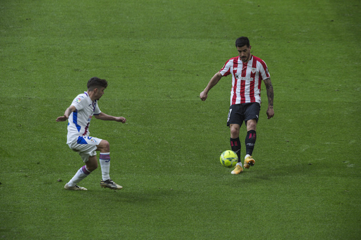 Yuri, autor del gol rojiblanco, controla el balón ante Pozo. (Aritz Loiola/Foku)