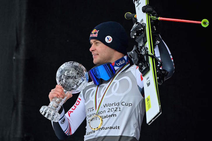 Pinturault, con el Super Globo de Cristal que le acredita como ganador de la Copa del Mundo (Fabrice COFFRINI / AFP)
