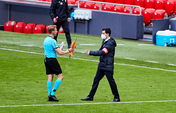 El árbitro Pizarro Gómez retira el dron y la pancarta. (Iñigo LARREINA / EUROPA PRESS)