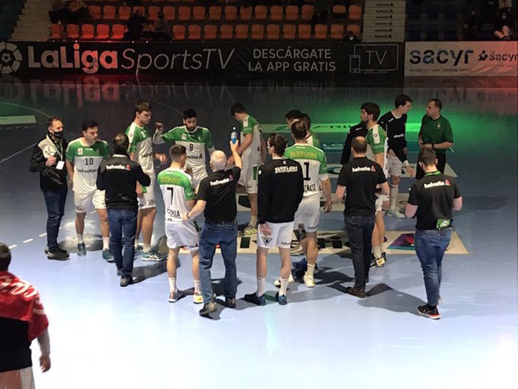 La piña de Anaitasuna durante un tiempo muerto (ANAITASUNA)