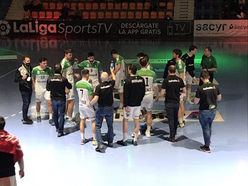 La piña de Anaitasuna durante un tiempo muerto (ANAITASUNA)