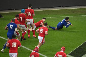 Este ensayo de Dulin, con el tiempo cumplido, ha dado a Francia una victoria que le permite seguir aspirando al Seis Naciones. (Anne-Christine POUJOULAT / AFP) 