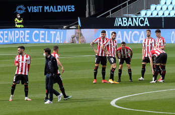 Marcelino con los jugadores en Balaídos. (LOF)