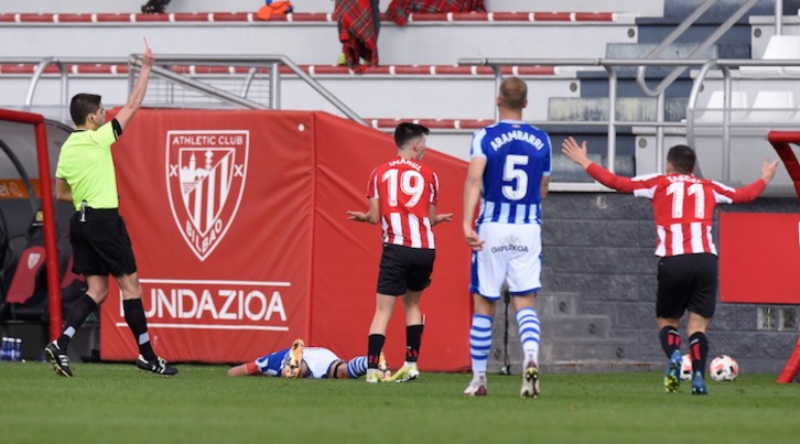 La expulsión de Imanol a la media hora ha condicionado el partido. (@athleticClub)