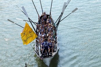 Arraun Lagunak traineruko arraunlariak garaipena ospatzen. (@orioarraunean)