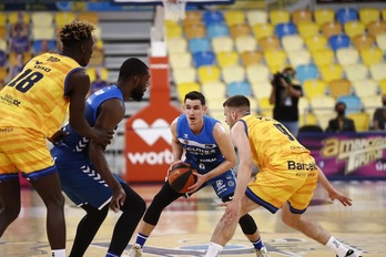 Jan Span eta Okouo erasoan. Gipuzkoa Basketeko pibotak lan aparta egin du, nahiz eta partida galdu. (M. HENRÍQUEZ / ACB PHOTO)