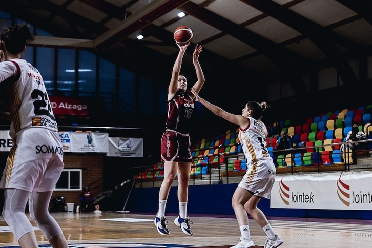 Paua Ginzo se eleva para lanzar, siendo la cántabra una de las más destacas en el triunfo de Lointek Gernika Bizkaia ante Basket Zaragoza. (LOINTEK GERNIKA BIZKAIA)