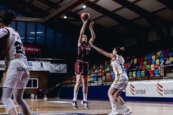 Paua Ginzo se eleva para lanzar, siendo la cántabra una de las más destacas en el triunfo de Lointek Gernika Bizkaia ante Basket Zaragoza. (LOINTEK GERNIKA BIZKAIA)