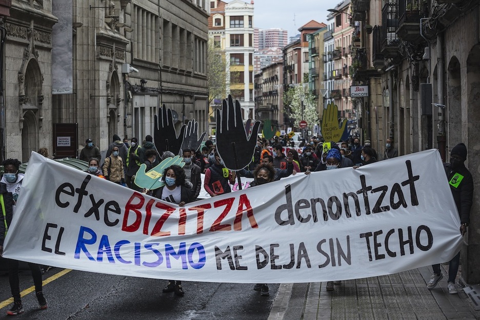 La manifestación antiracista por la calle San Francisco de Bilbo. (Aritz LOIOLA/FOKU)