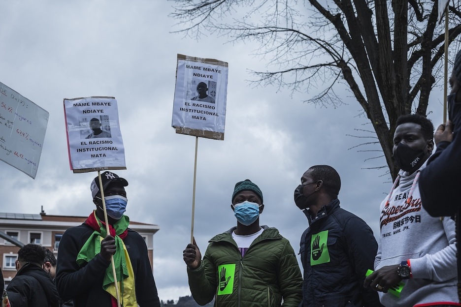 Los manifestantes han recordado a Mame Mbaye Ndiaye, mantero muerto en 2018 tras una persecución policial. (Aritz LOIOLA/FOKU)