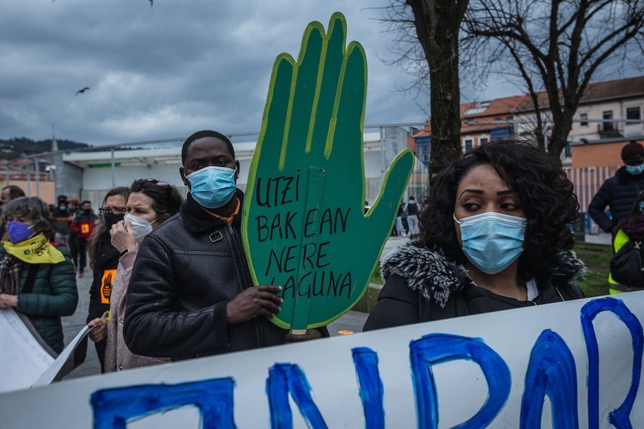 Los manifestantes han llevado sus reivindicaciones escritas en carteles. (Aritz LOIOLA/FOKU)