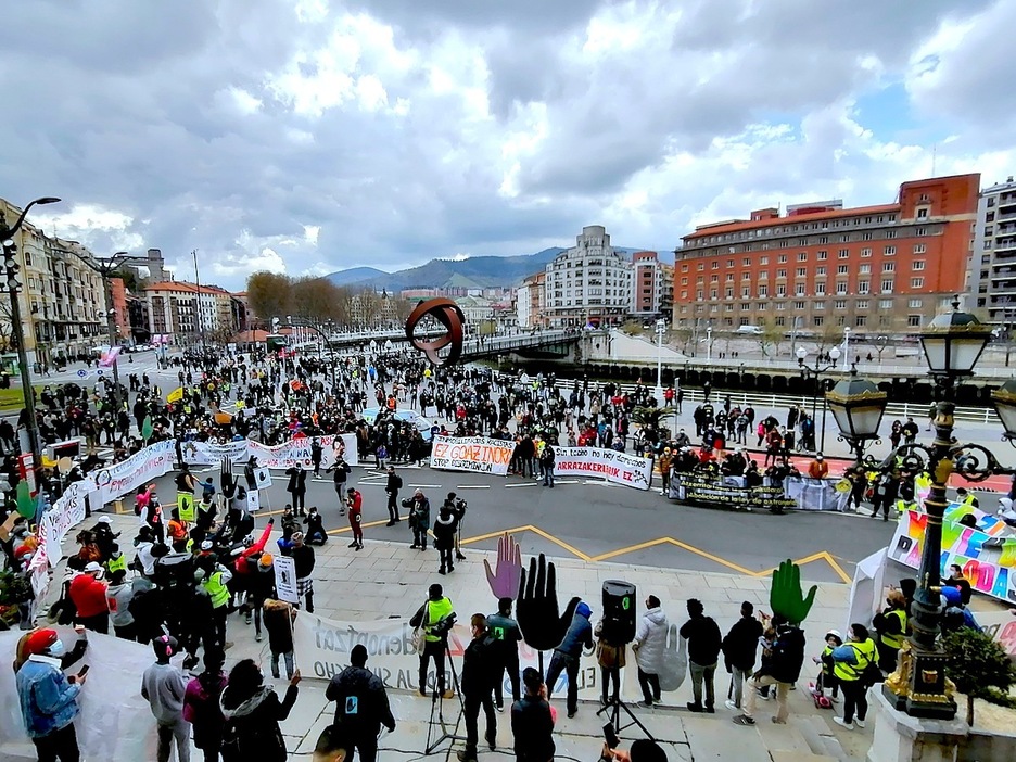 La manifestación antiracista frente al Ayuntamiento de Bilbo. (Aritz LOIOLA/FOKU)