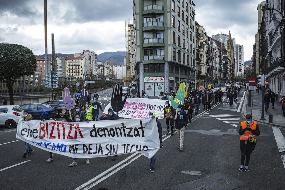 La manifestación antiracista por la calle Hurtado de Amezaga. (Aritz LOIOLA/FOKU)